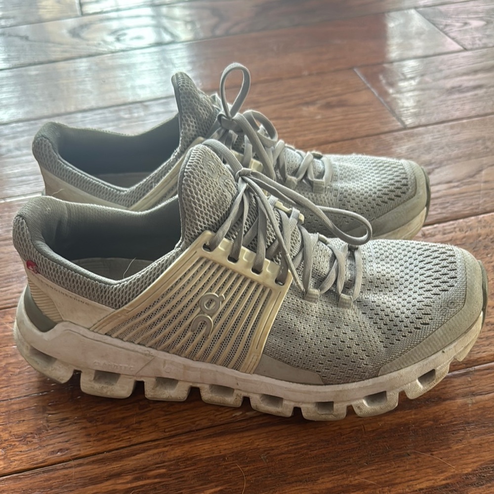 On cloud women's running  Shoes
